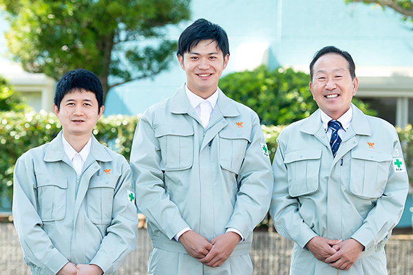 社員が3人並んで笑っている様子